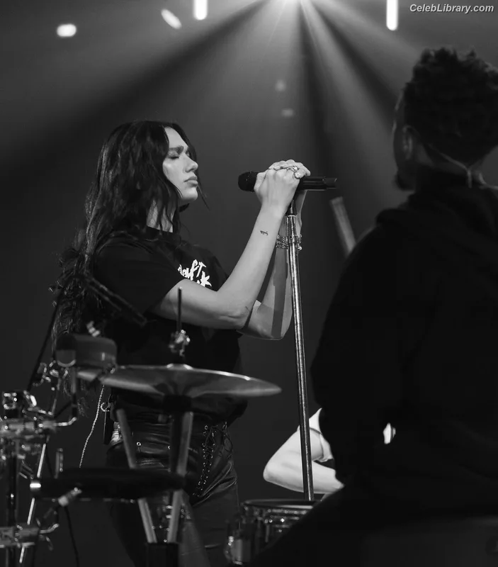 Dua Lipa photo 2 of 7804