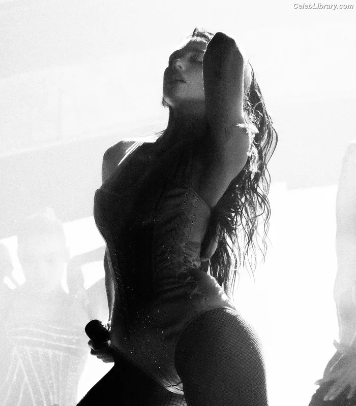 Dua Lipa photo 3 of 7804