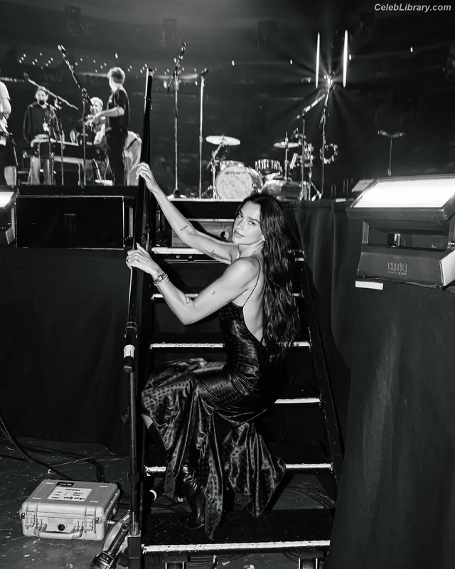 Dua Lipa photo 14 of 7804