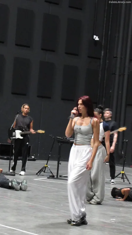 Dua Lipa photo 8 of 7804