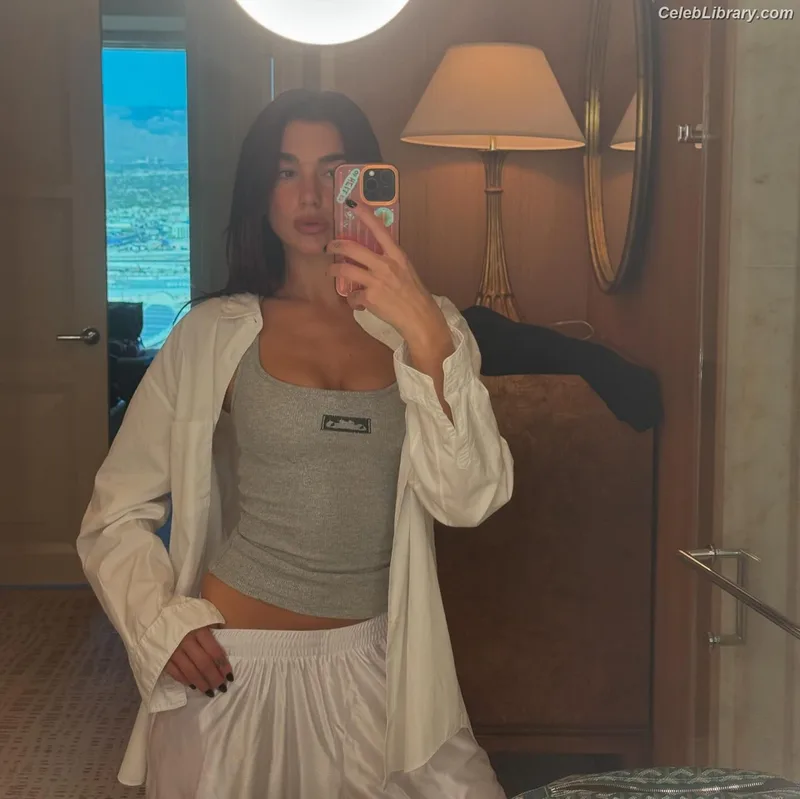 Dua Lipa photo 11 of 7804