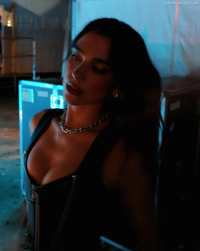 Dua Lipa photo 1 of 7804