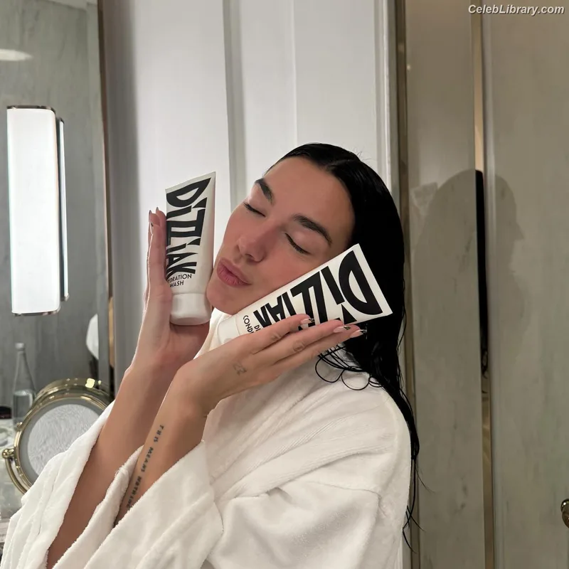 Dua Lipa photo 1 of 7804