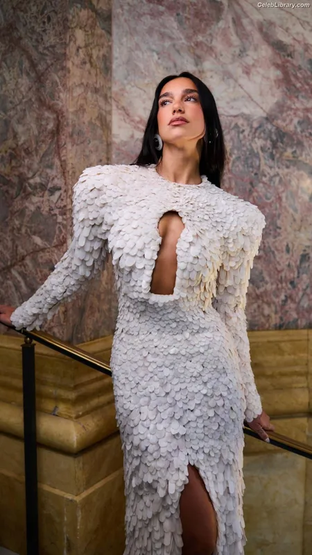 Dua Lipa photo 1 of 7804