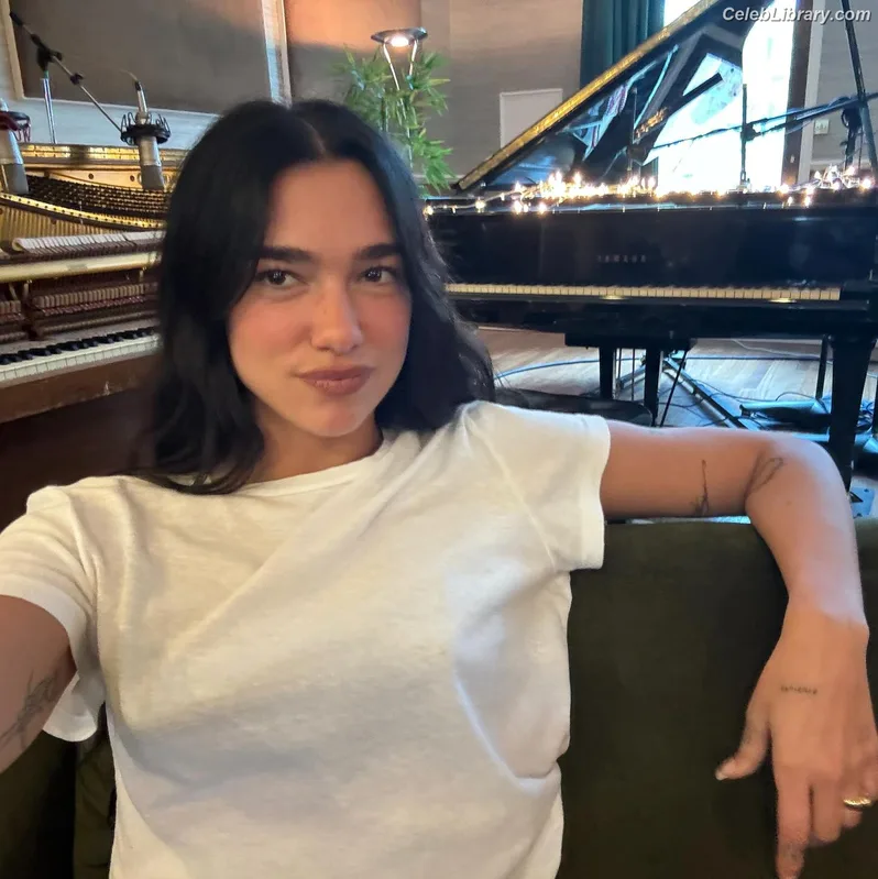 Dua Lipa photo 17 of 7804