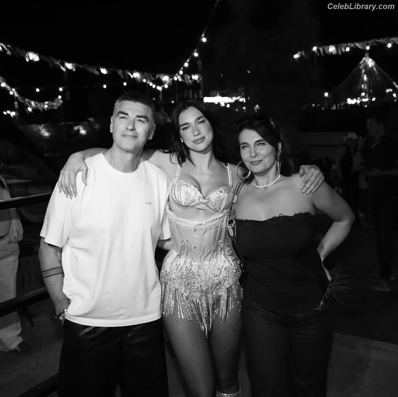 Dua Lipa photo 1 of 7804