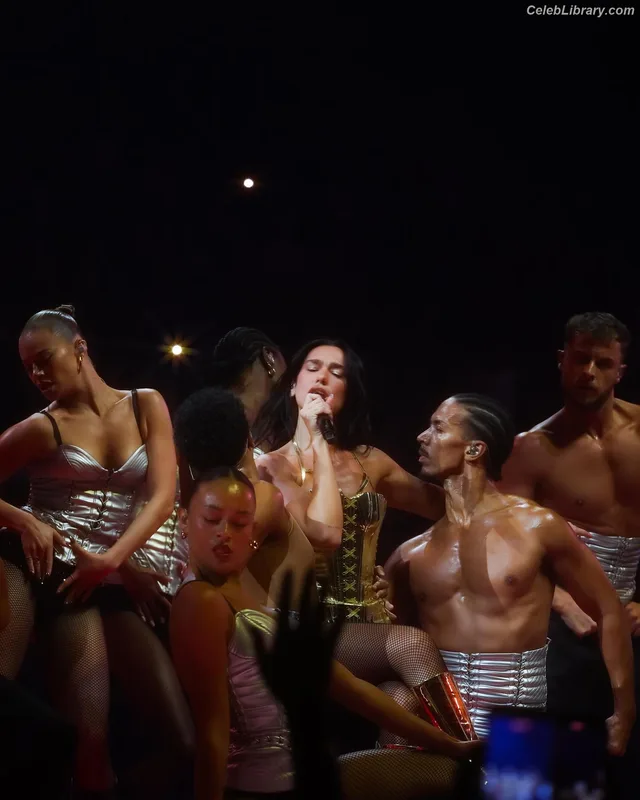 Dua Lipa photo 17 of 7804
