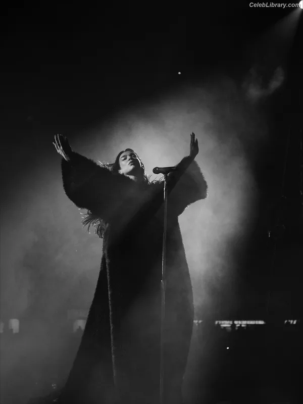 Dua Lipa photo 12 of 7804
