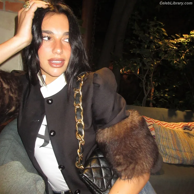 Dua Lipa photo 1 of 7804