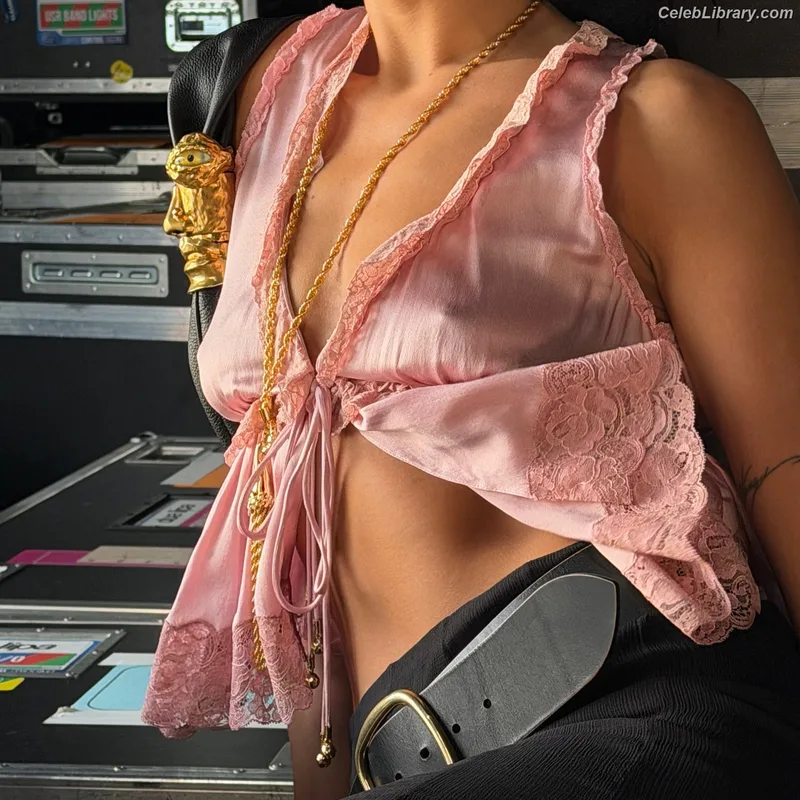 Dua Lipa photo 1 of 7804