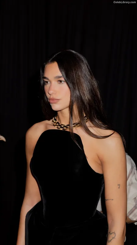 Dua Lipa photo 1 of 7804