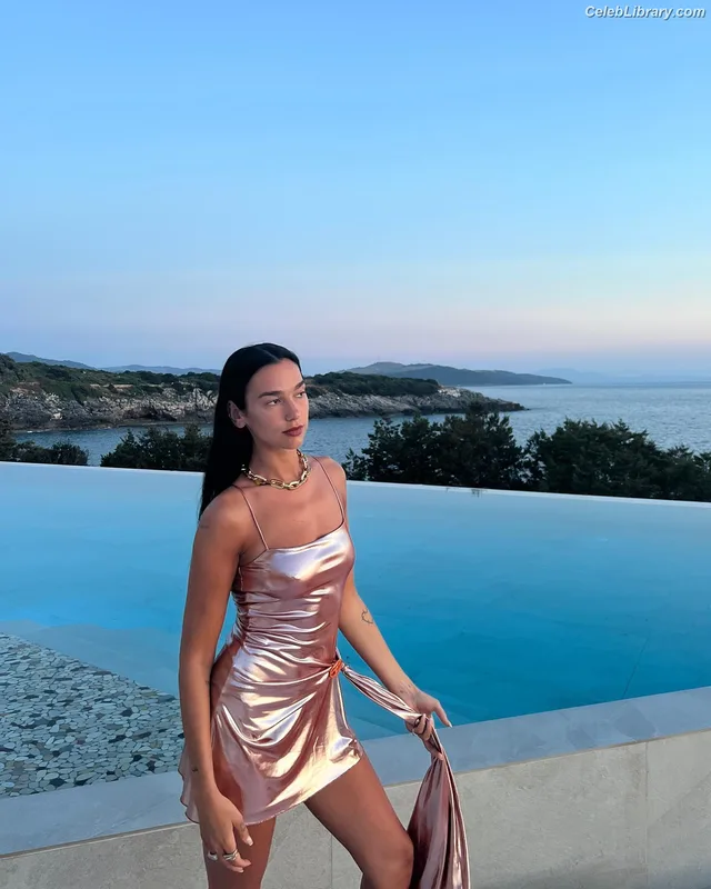 Dua Lipa photo 1 of 7804
