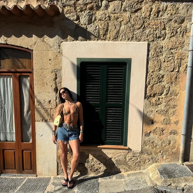 Dua Lipa photo 2 of 7804