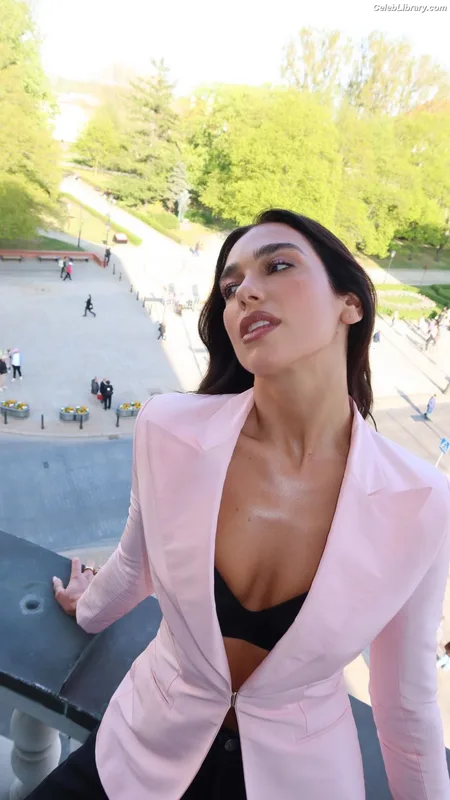 Dua Lipa photo 12 of 7804