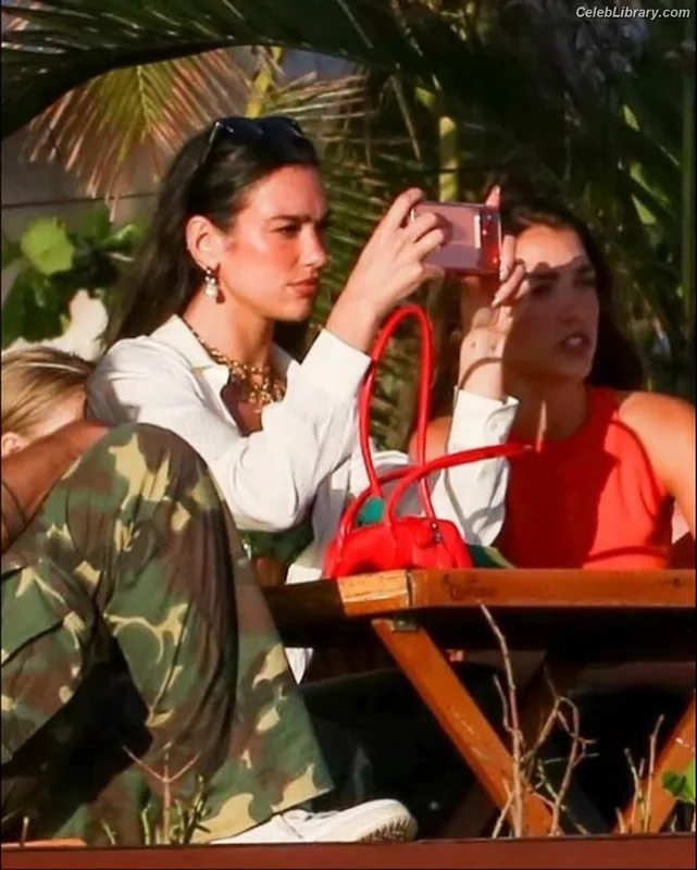 Dua Lipa photo 1 of 7804