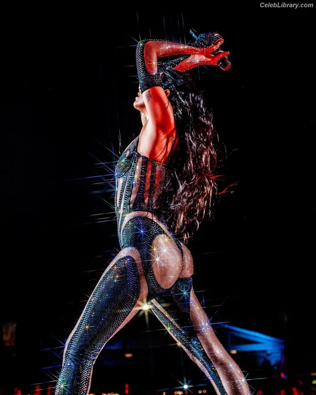 Dua Lipa photo 1 of 7804