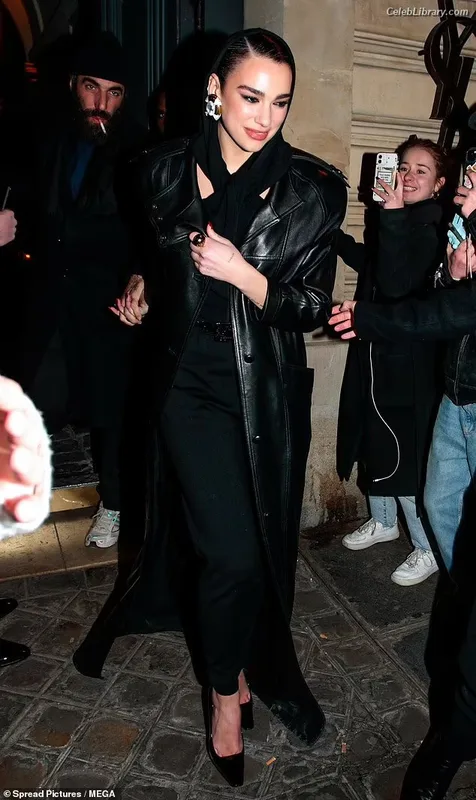 Dua Lipa photo 1 of 7804
