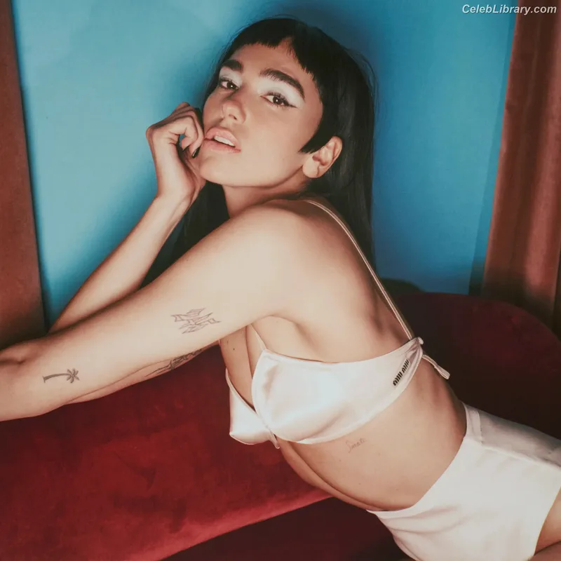 Dua Lipa photo 1 of 7804