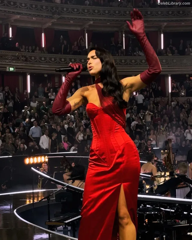 Dua Lipa photo 8 of 7804