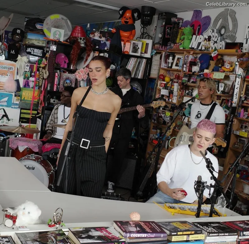 Dua Lipa photo 21 of 7804