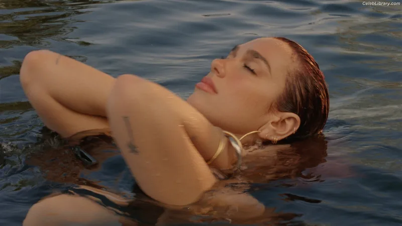 Dua Lipa photo 2 of 7804