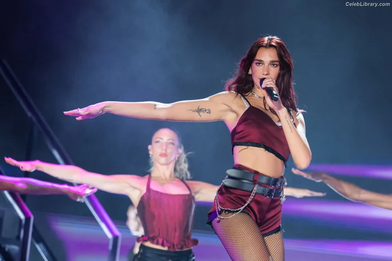 Dua Lipa photo 13 of 7804