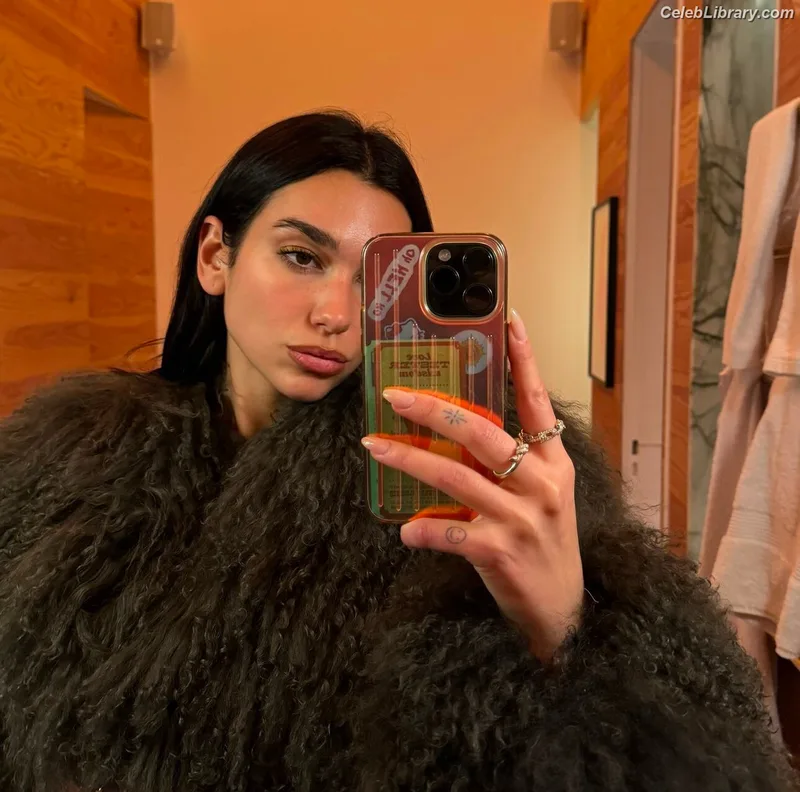 Dua Lipa photo 17 of 7804