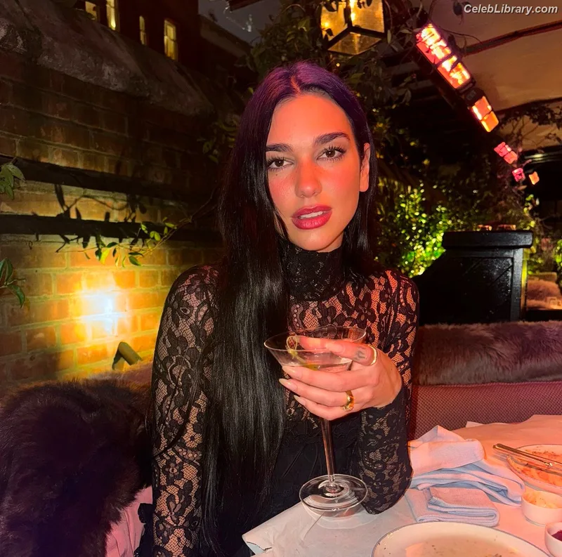 Dua Lipa photo 2 of 7804