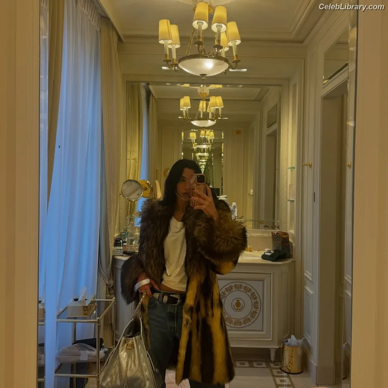 Dua Lipa photo 1 of 7804