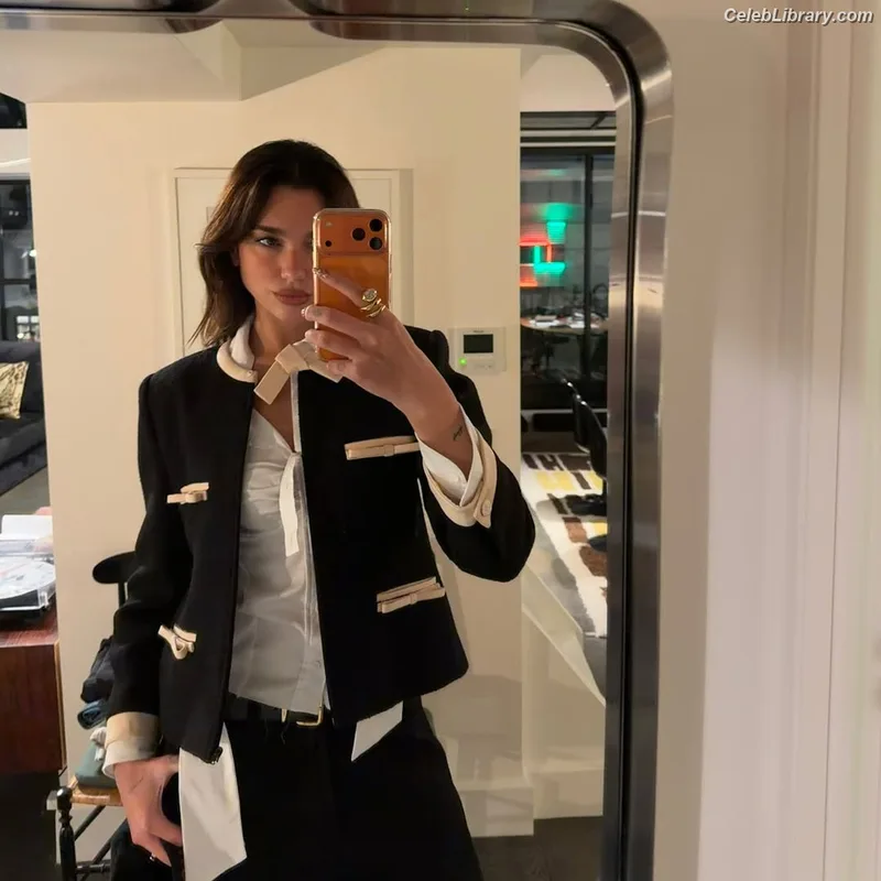 Dua Lipa photo 2 of 7804