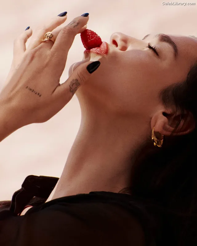Dua Lipa photo 3 of 7804