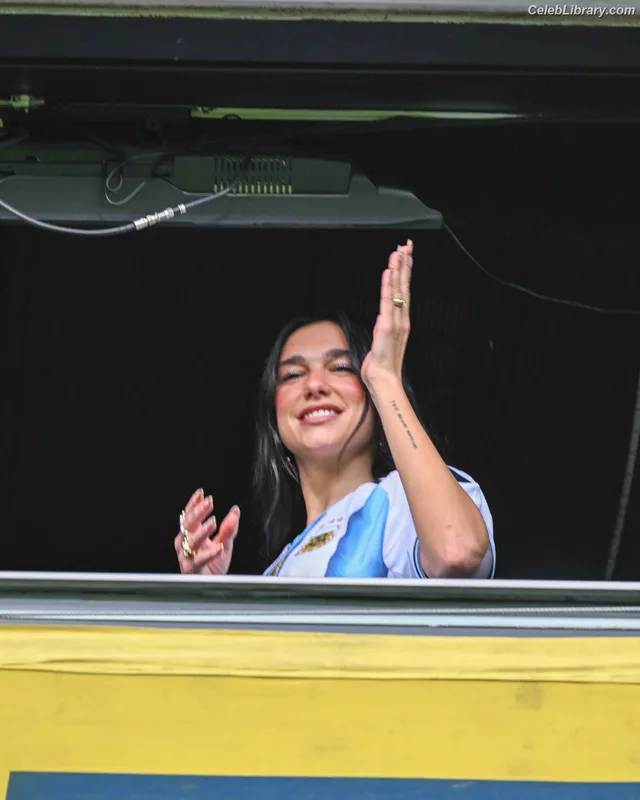 Dua Lipa photo 1 of 7804