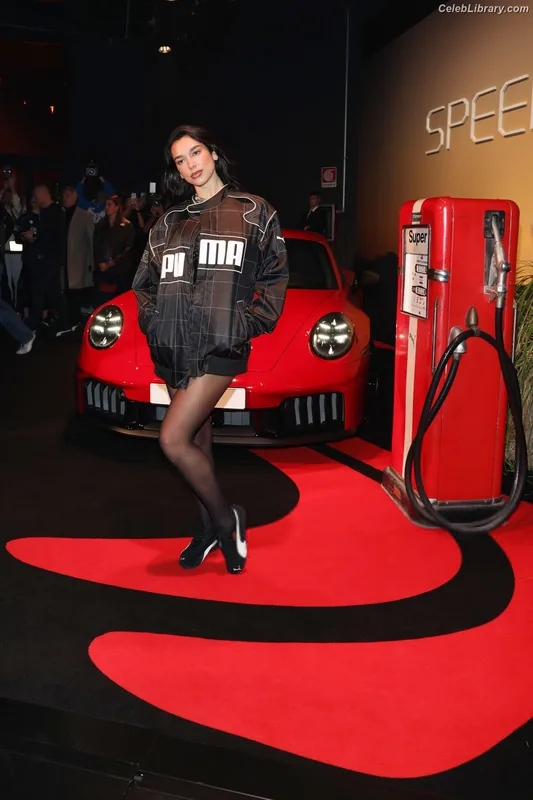 Dua Lipa photo 1 of 7804