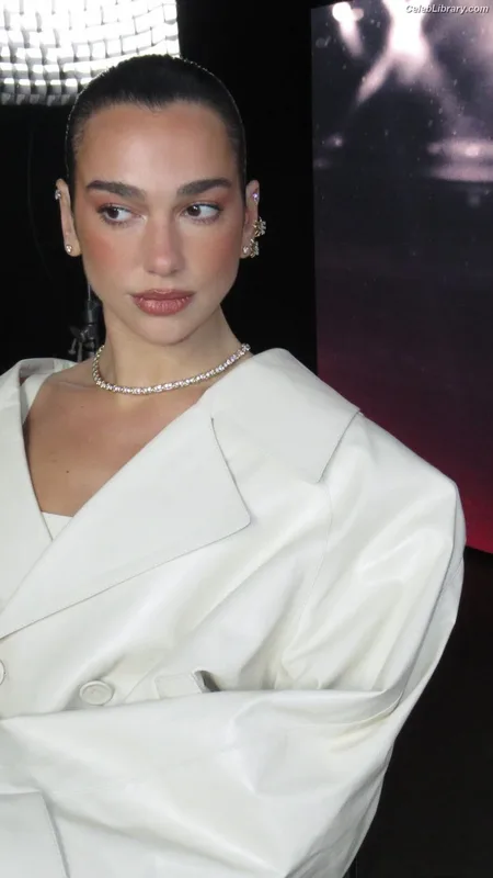 Dua Lipa photo 17 of 7804