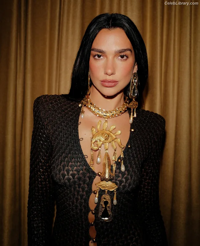 Dua Lipa photo 2 of 7804