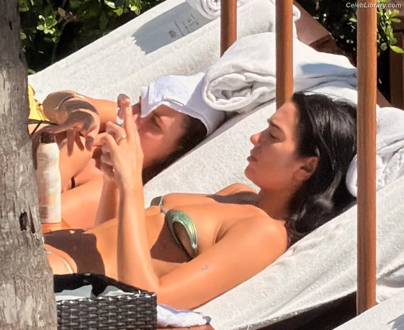 Dua Lipa photo 1 of 7804
