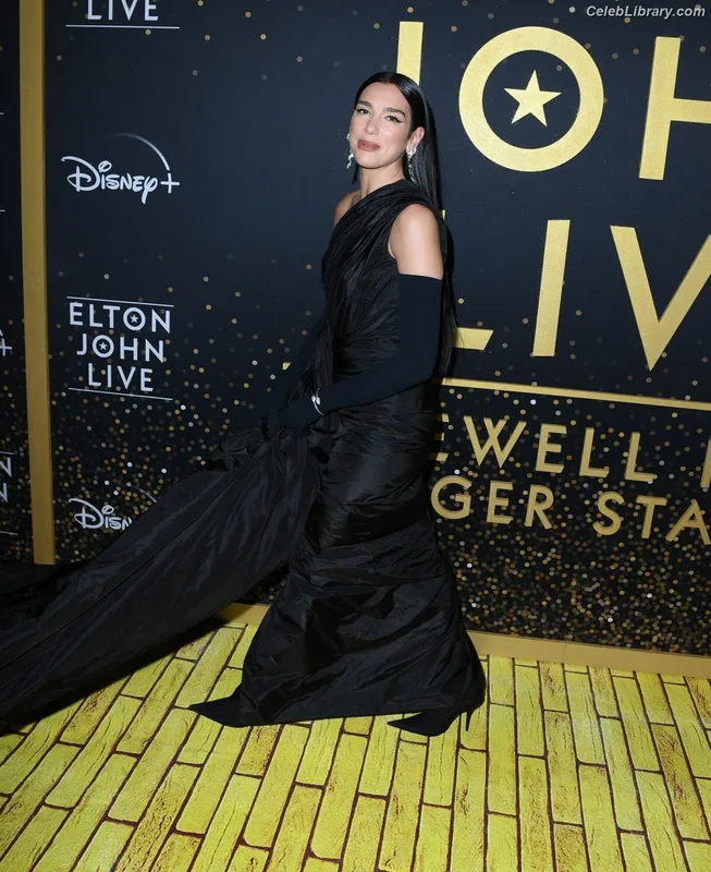 Dua Lipa photo 1 of 7804
