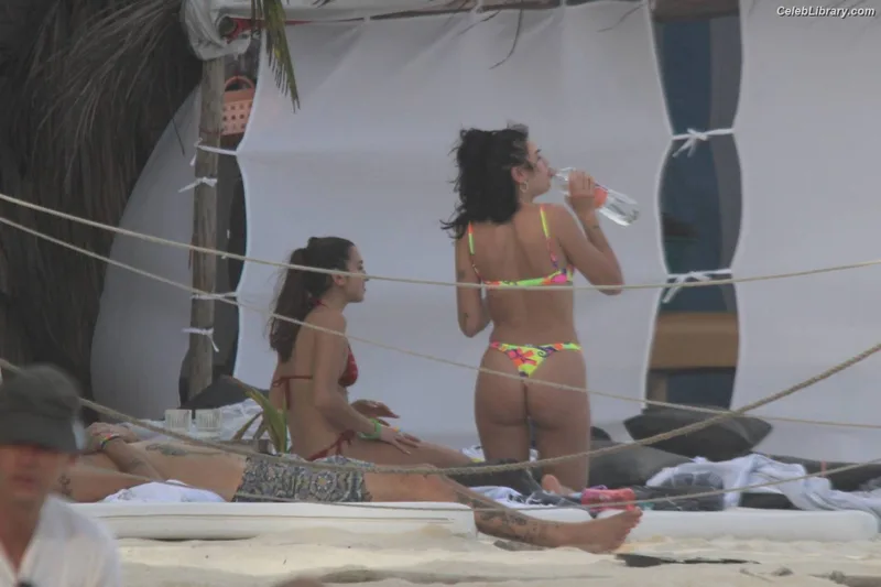 Dua Lipa photo 1 of 7804