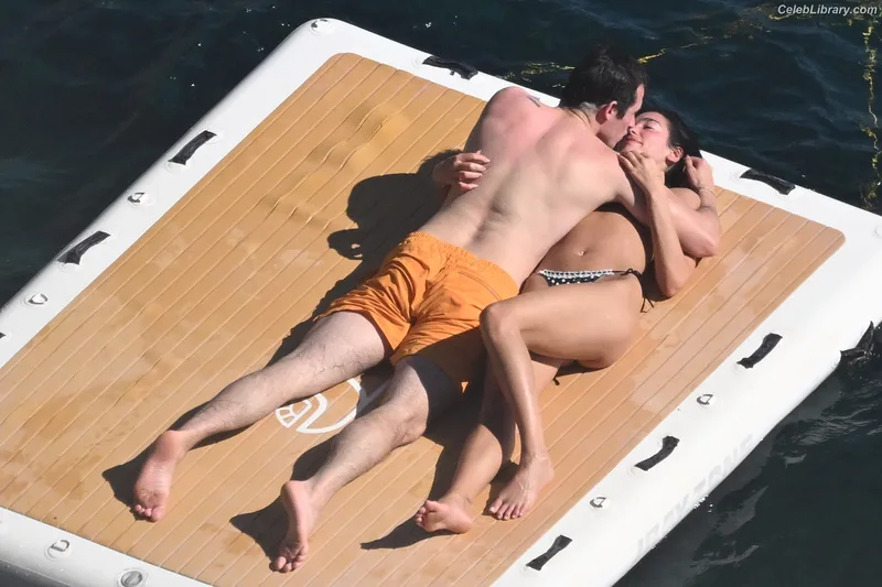 Dua Lipa photo 2 of 7804