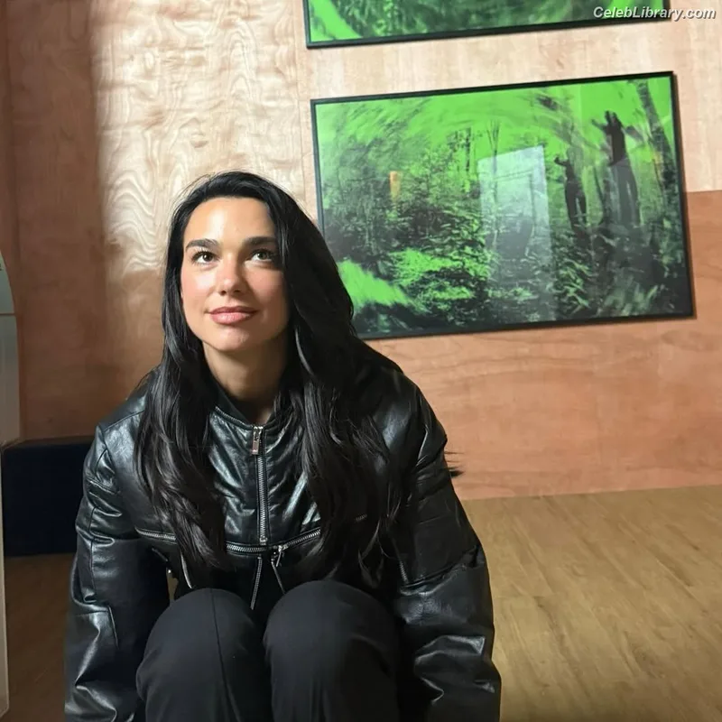 Dua Lipa photo 1 of 7804