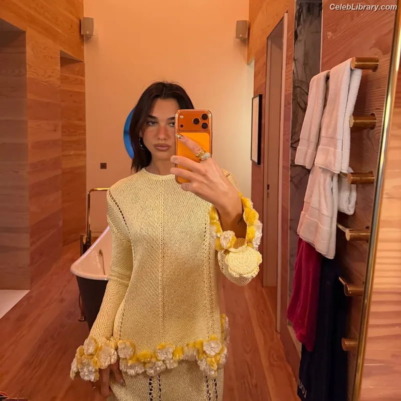 Dua Lipa photo 1 of 7804