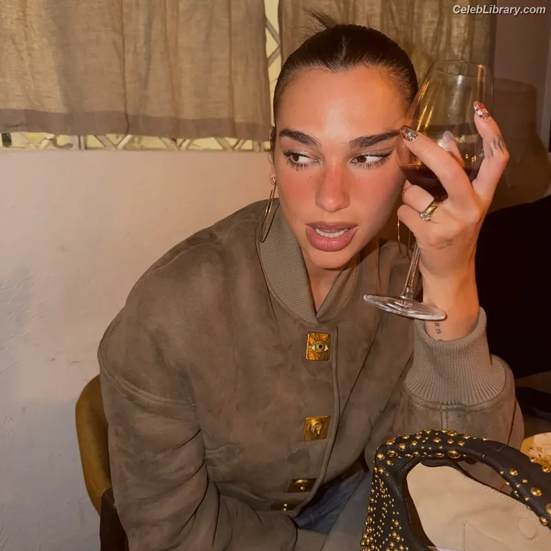 Dua Lipa photo 3 of 7804