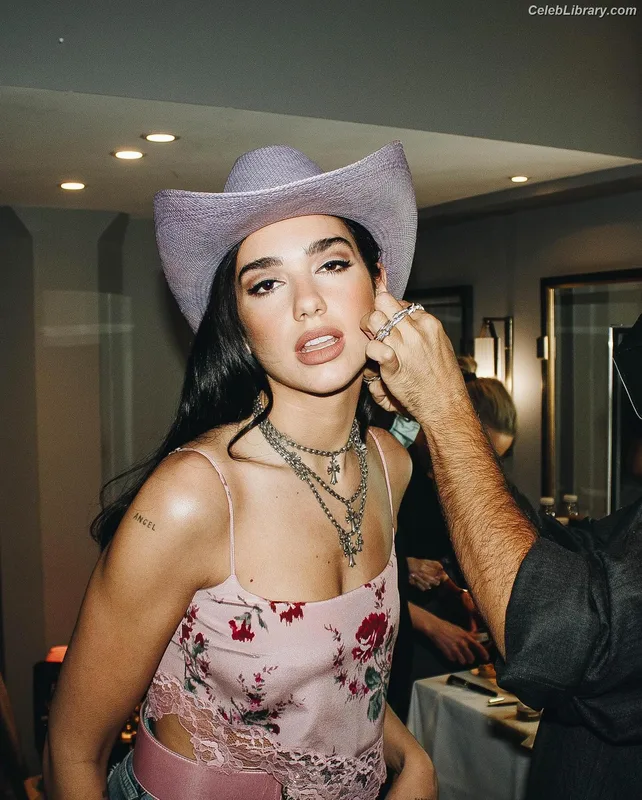 Dua Lipa photo 1 of 7804