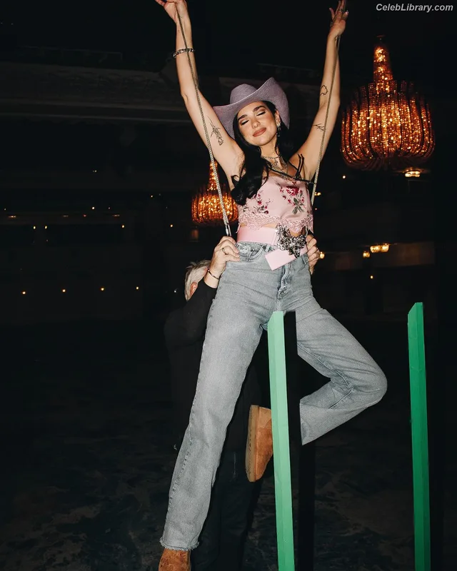 Dua Lipa photo 2 of 7804