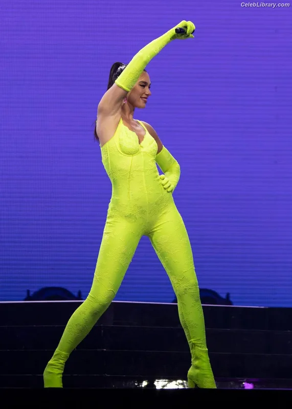 Dua Lipa photo 1 of 7804