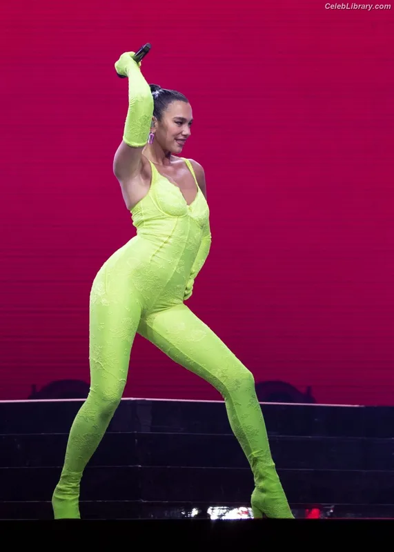 Dua Lipa photo 2 of 7804