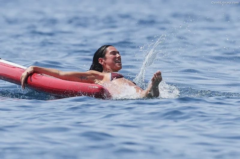 Dua Lipa photo 17 of 7804