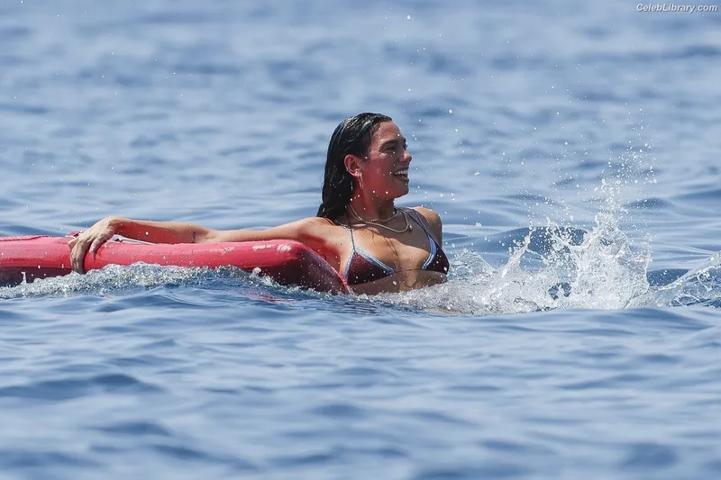 Dua Lipa photo 18 of 7804