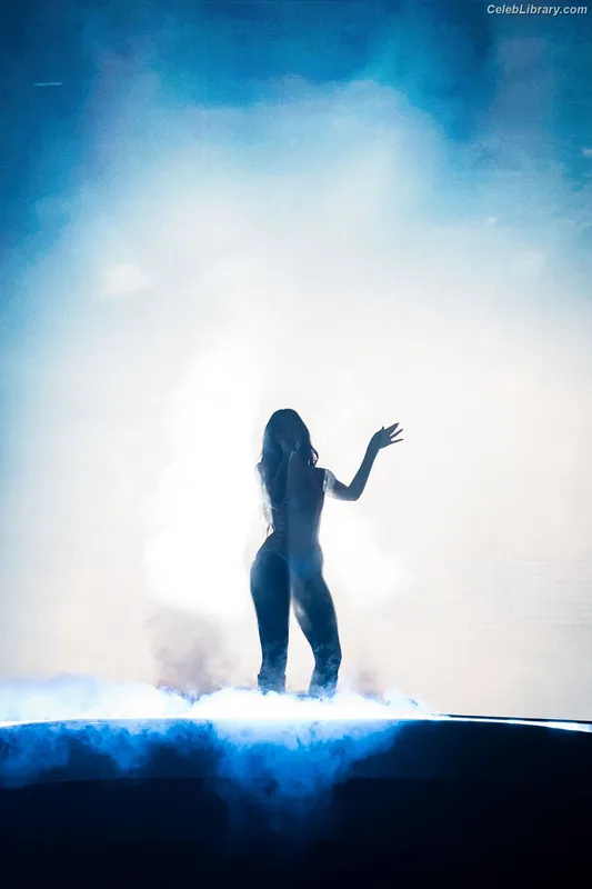Dua Lipa photo 10 of 7804