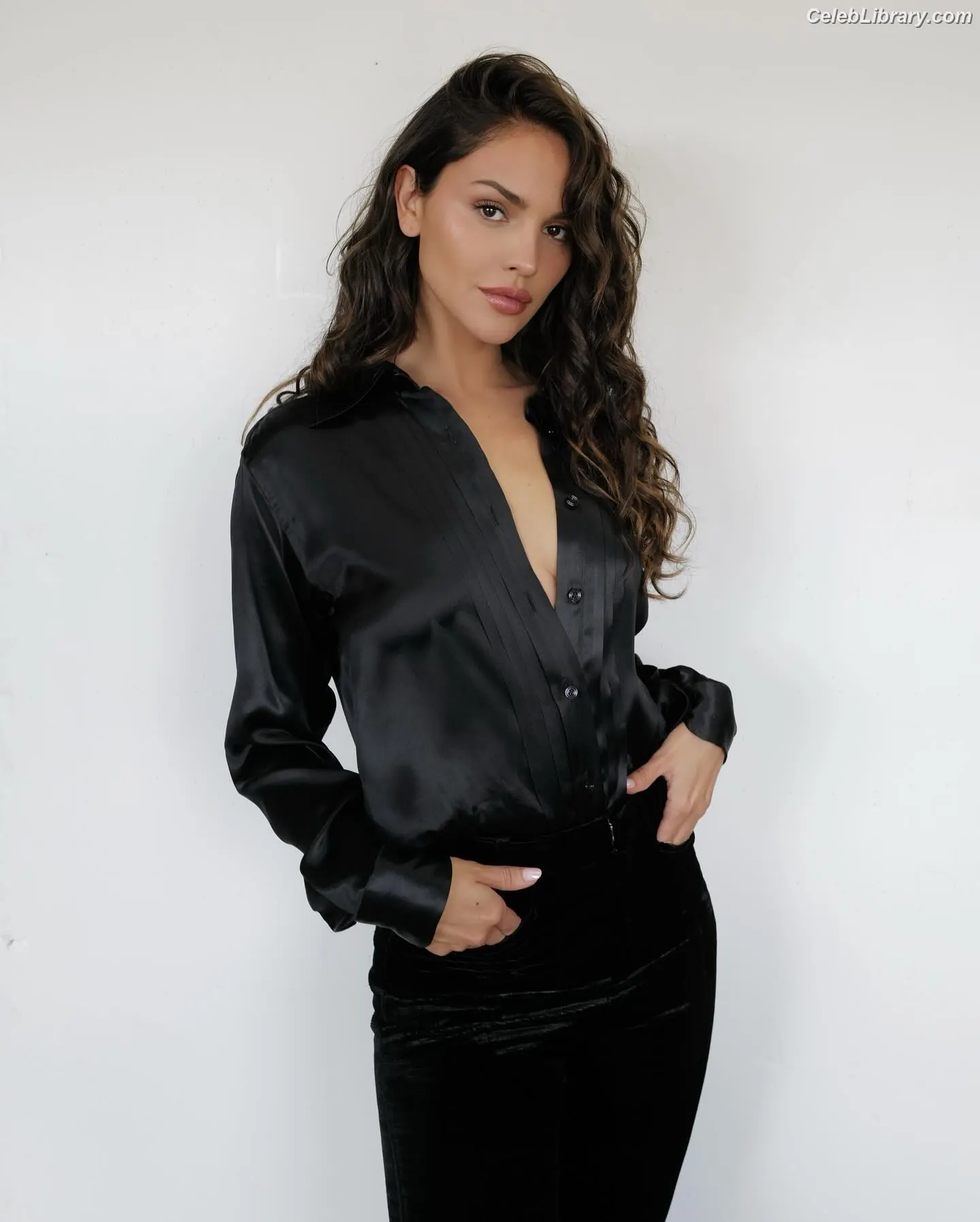 Eiza Gonzalez photo 5 of 1938